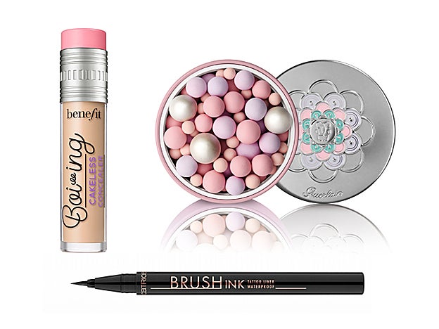 Boiing Cakeless Concealer de Benefit (24 €). Météorites Cherry Blossom de Guerlain (58,79 €). Brush Ink Tatoo Liner Waterproof de Catrice (5,69 €).