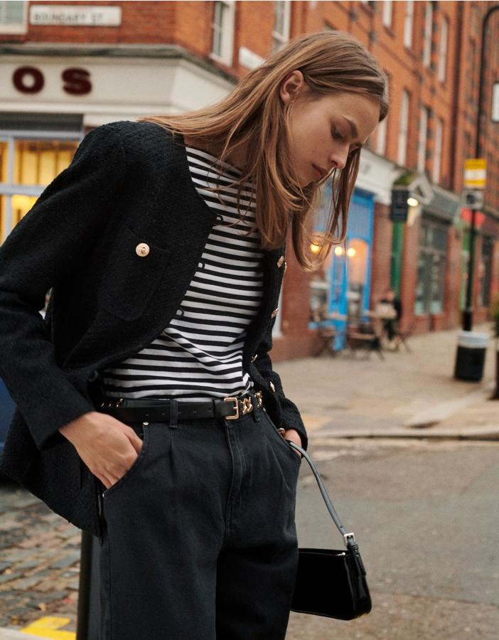 Las chaquetas negras de tweed con botones dorados nunca pasan de moda. Si quieres una prenda así en tu fondo de armario, apuesta por este modelo de la nueva colección de Mango (59,99 euros).