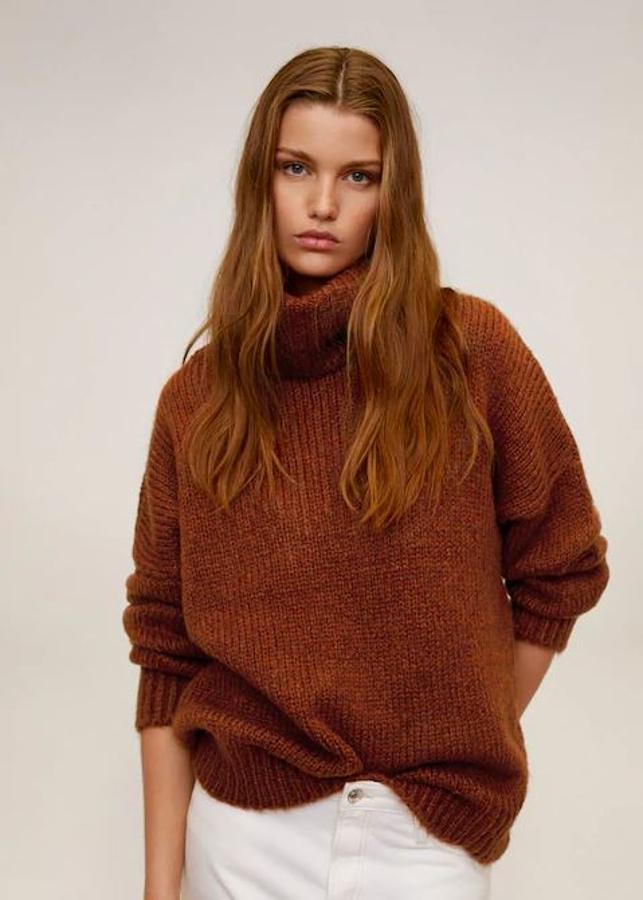 Si por mucho que te tienten con las tendencias y novedades eres de las que apuestan por lo seguro, este jersey básico es para ti. Gordito, de cuello vuelto desbocado (39,99 euros).
