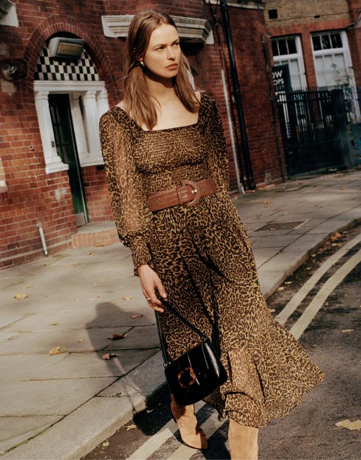 Vestido animal print con cuerpo elástico que forma un escote cuadrado, de la nueva colección de Mango (59,99 euros).