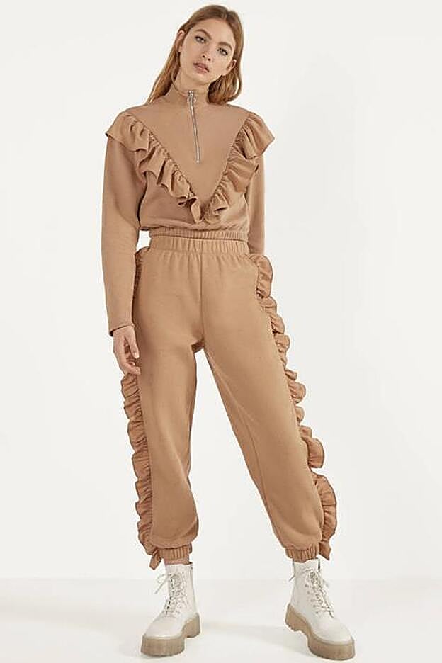 Sudadera y joggers adornados con volantes en la nueva colección de Bershka.