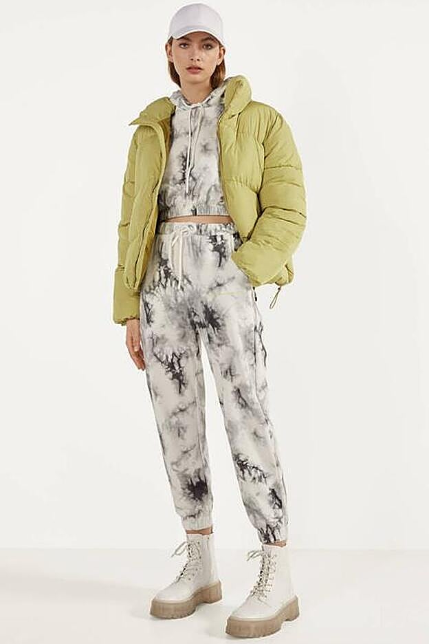 Originalísimo conjunto de sudadera y joggers con estampado tie-dye.