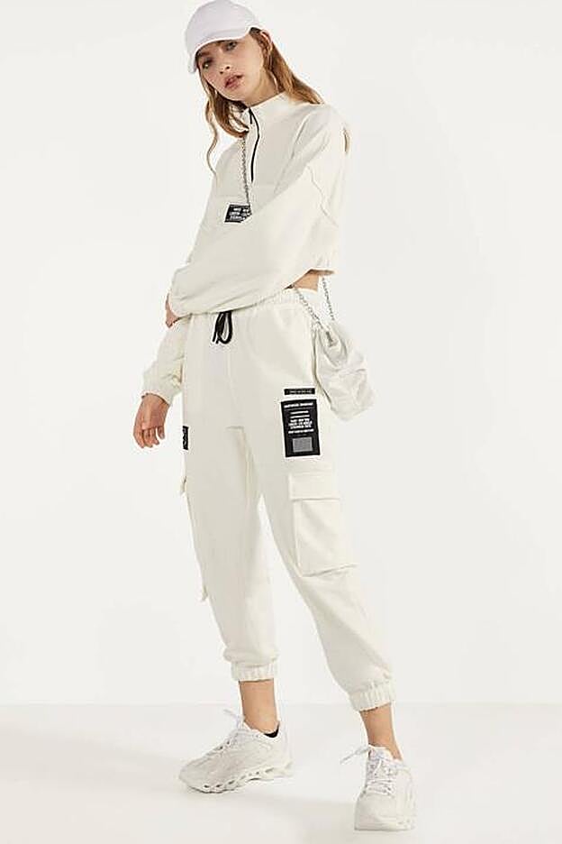 conjunto de sudadera y joggers de felpa de la nueva colección de Bershka.