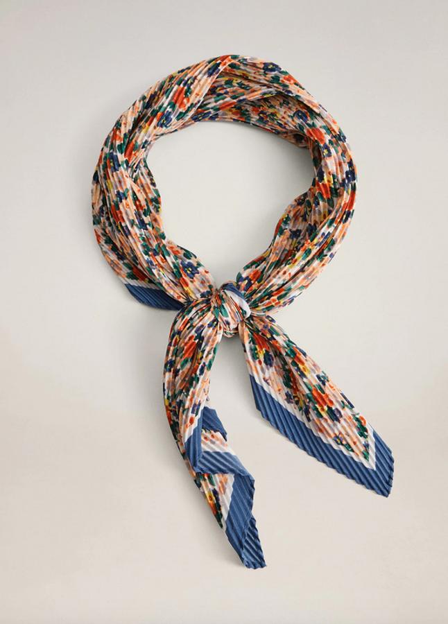 No podíamos dejar fuera de esta selección los tonos pastel y los aires románticos, y este pañuelo plisado de Mango cumple con estos requisitos sobradamente. Cuesta 9,99 euros.