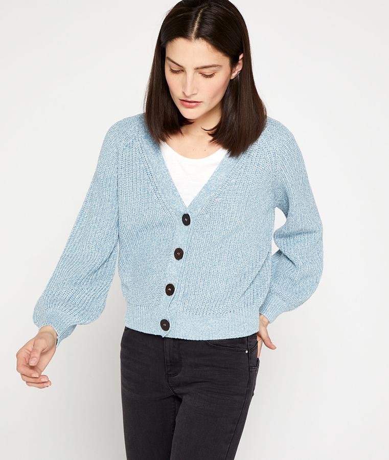 Cárdigan de punto  ligero en tono azul cielo (29,99 euros).