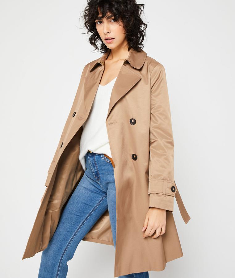 Gabardina corta  con efecto satinado (69,99 euros).