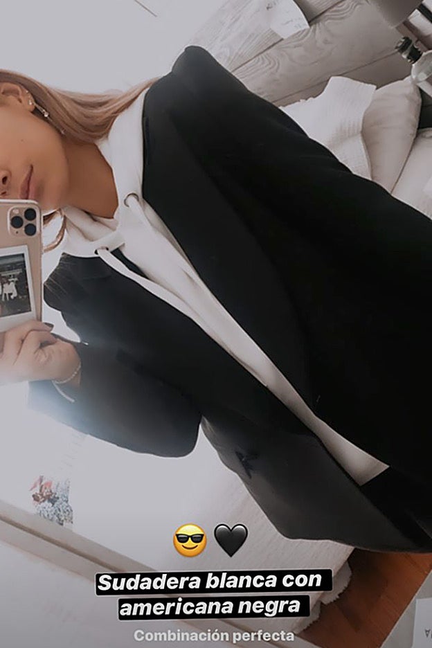 María pombo recomienda este look con sudadera blanca y americana negra.