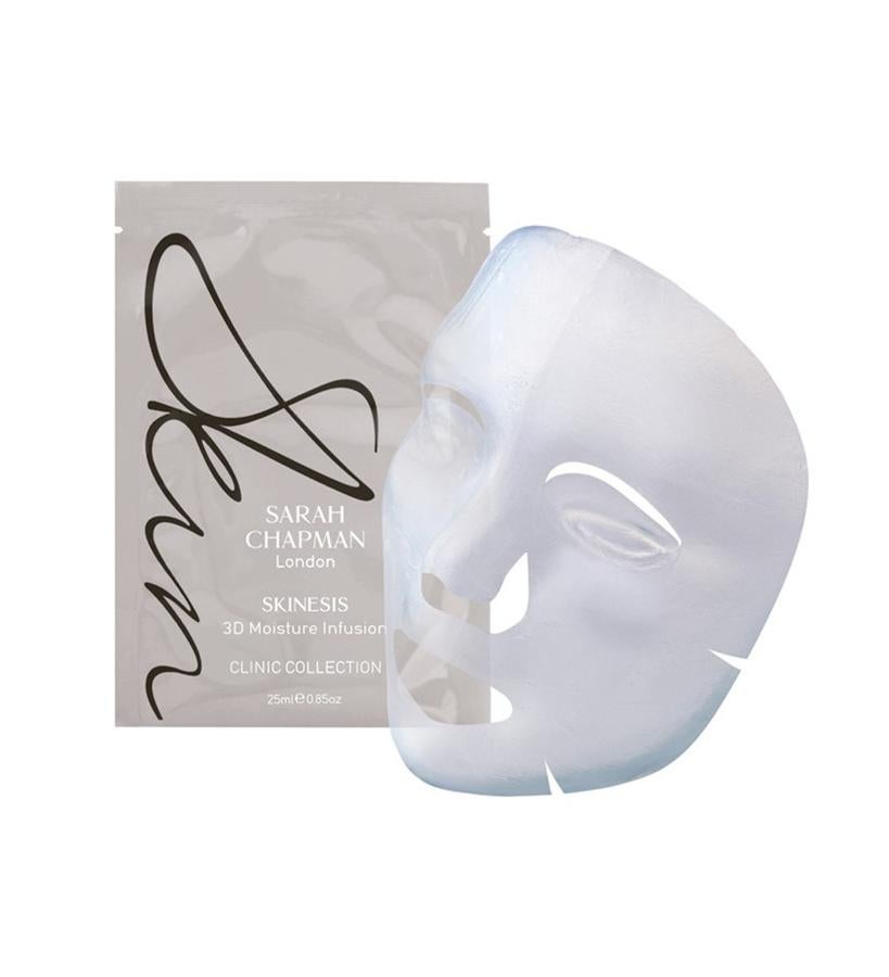 El nombre de esta facialista saltó a la fama porque  Meghan Markle  acudía a Skinesis Clinic, su centro de Londres en el barrio de Chelsea. Así que te puedes imaginar la de celebridades que usan sus tratamientos. Y uno de los más aclamados es esta innovadora máscara de biocelulosa que hidrata, calma y rellena al instante con su suero infundido. Este complejo energizante optimiza la respiración celular y apaga la piel deshidratada para darle a tu cutis un brillo radiante.  3D Moisture Infusion Mask de Sarah Chapman  (59 €; 4 u).