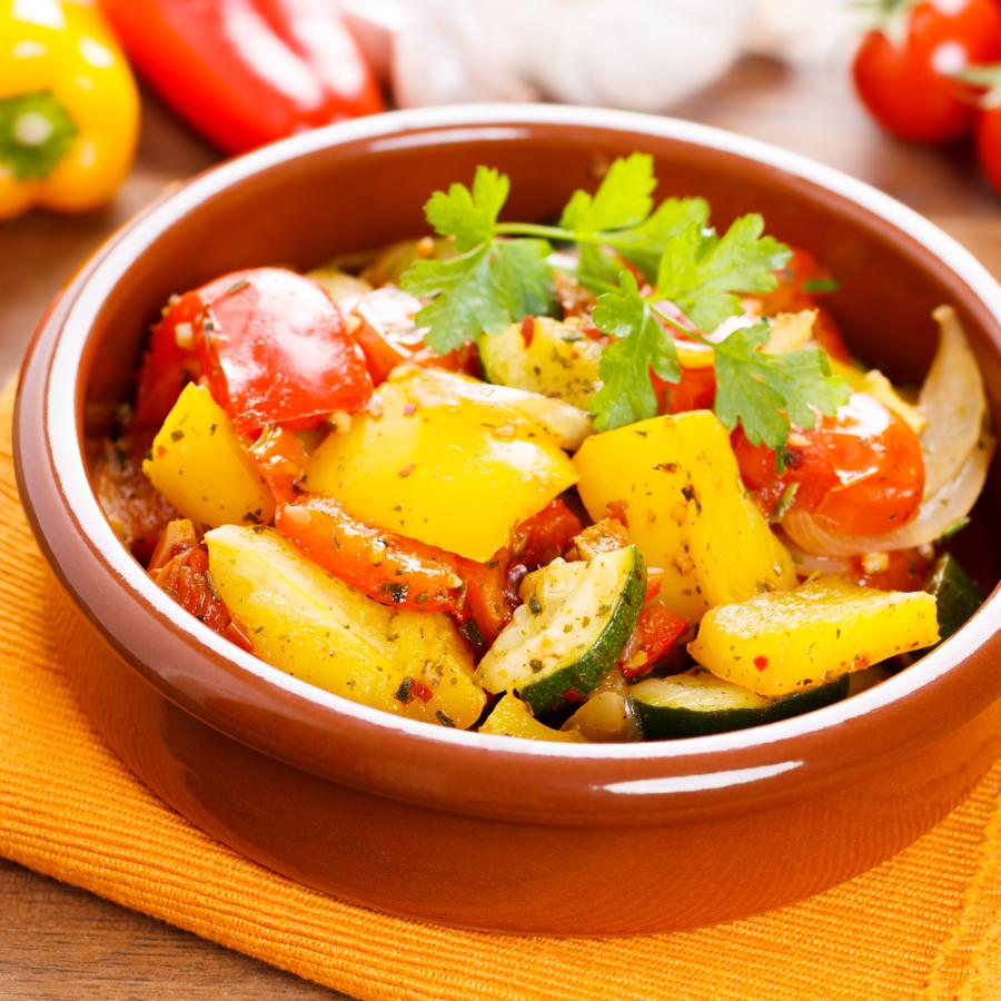 Pon en la sarten calabcín, pimiento verde, amarillo, rojo, cebolla y las especias que más te gusten. Sofríelo hasta que esté a tu gusto y listo.