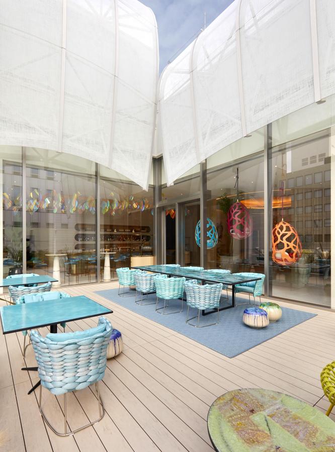 Situado en el último piso de un espectacular nuevo edificio del arquitecto Jun Aoki en Osaka, la amplia terraza y el bar contiguo de Le Café se podrán visitar tanto de día como de noche.