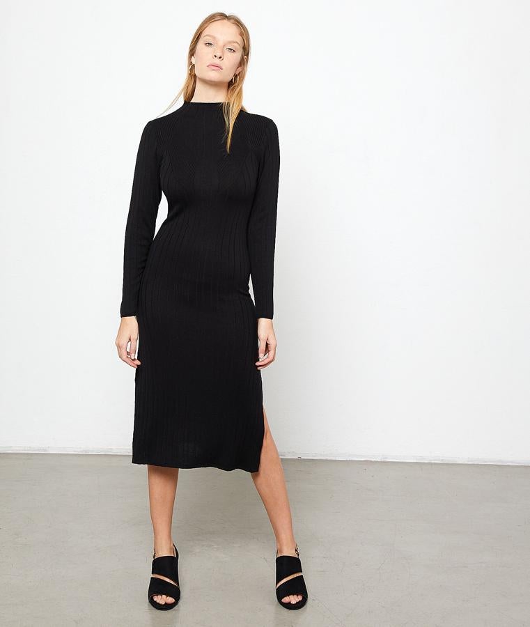 Vestido midi de canalé  con abertura (49,99 euros).