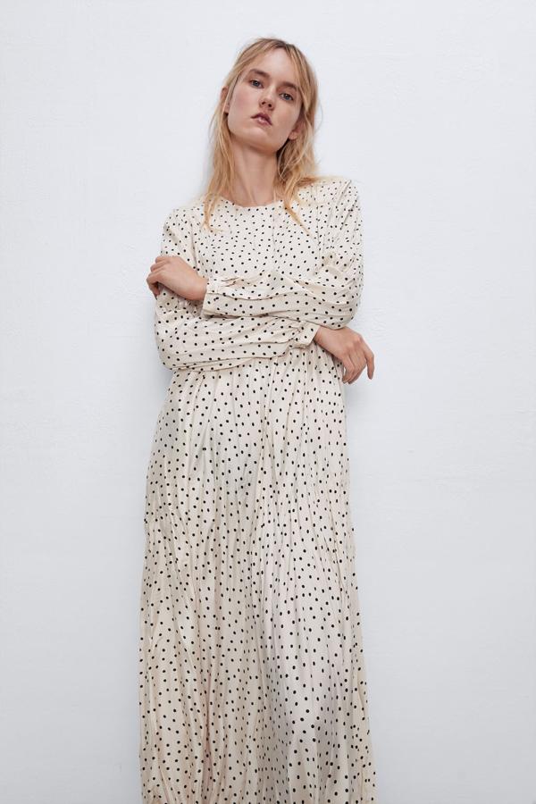 Otro de los vestidos que parece que nos van a dar poco trabajo es este con efecto arrugado de Zara, en color crudo con puntos negros. Cuesta 39,95 euros y está disponible entre la XS y la XXL.