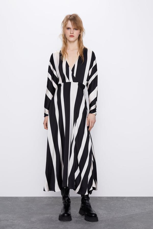 Sin renunciar al blanco, o al negro, este vestido satinado de rayas es una excelente opción para las que son poco amigas de los colores llamativos. Es de Zara, cuesta 39,95 euros y está disponible entre las tallas XS y XXL.