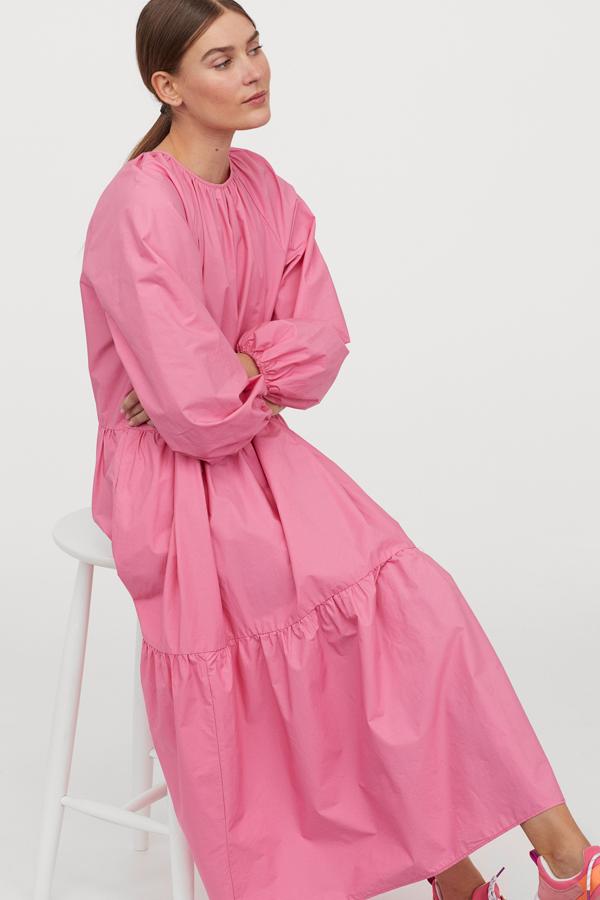 El rosa pastel es el absoluto protagonista de este vestido con mangas globo de H&M que tiene costuras fruncidas en la cintura y el bajo para crear volumen, No tiene forro, también está disponible en color negro y cuesta 34,99 euros. Solo se puede comprar en la web, entre las tallas S y XL.