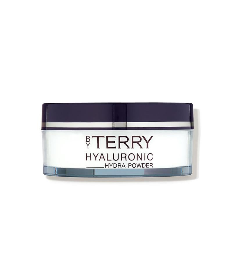 Aunque estos polvos sueltos incoloros de textura microaérea tienen efectos matificantes, no resecarán tu piel, incluso en invierno.  Se aplican como último paso para conseguir una tez perfecta. Su ingrediente estrella es el ácido hialurónico batido ultrafino, un poderoso humectante, para rellenar la piel mientras difumina las líneas finas, oculta las imperfecciones y alisa tu cutis. (46,95 €).