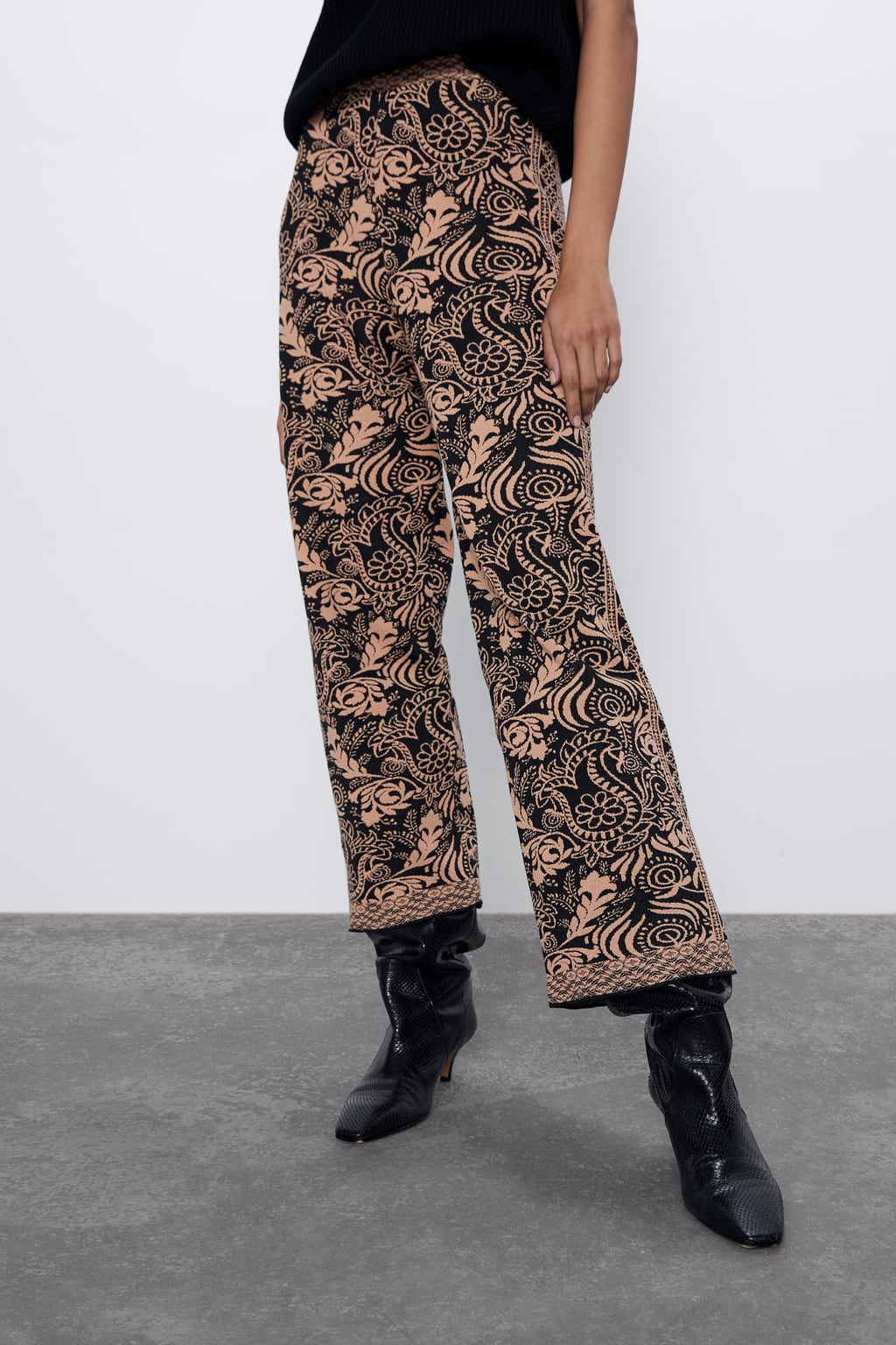 ¿Si el estampado jacquard ha triunfado en los jerséis de invierno por qué no puede hacerlo en los pantalones? Zara propone esta prenda tan diferente que va a destacar en tu armario. (29,95 euros).