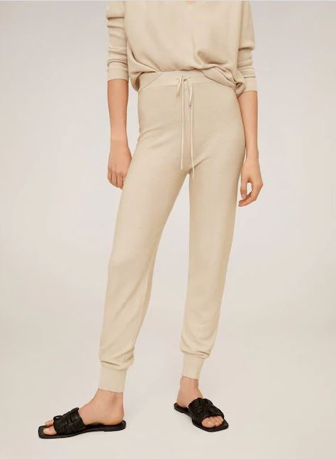 Los pantalones tipo jogger se han posicionado entre las tendencias de la temporada por cómodos, bonitos y favorecedores como estos de la nueva colección de Mango. (25,99 euros).