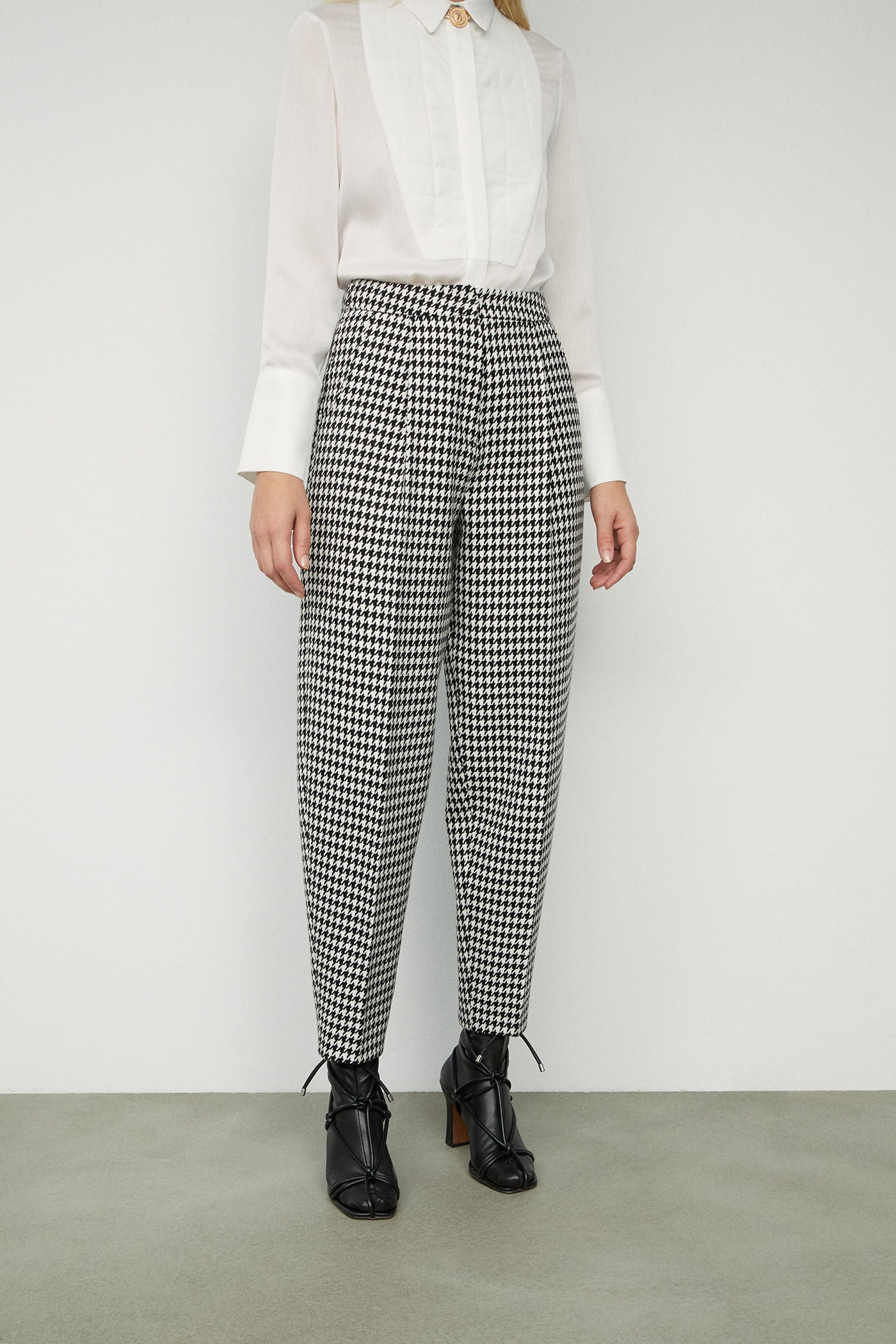 Otro estampado más para crear estilismos de experta: el de pata de gallo en estos pantalones oversize de Sfera. (39,99 euros).