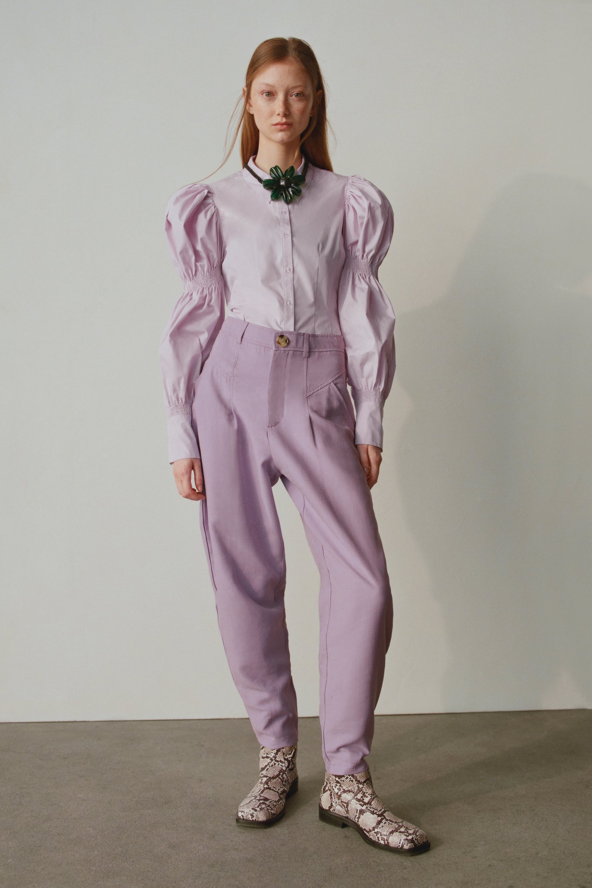 ¿Slouchy de color lila? Tendencia sobre tendencia en la nueva colección de Zara para que nos hagan los ojos chiribitas. (25,95 euros).