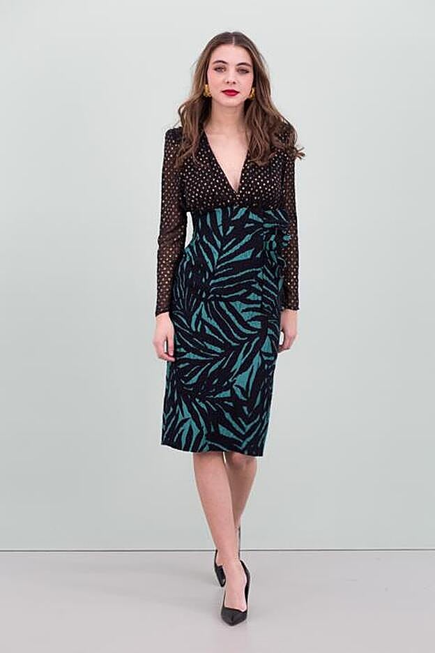 Aún puedes encontrar en By Handel este modelo parecido al que ha llevado María Pombo al desfile de Pertegaz. Costaba 275 y está rebajado a 165 euros.