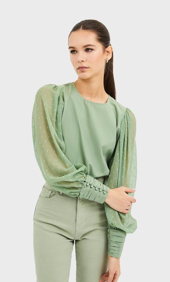 Con las mangas de plumeti y con los puños decorados con botones, es un modelo súper ponible para cualquier ocasión. De Stradivarius, (17,99 euros).