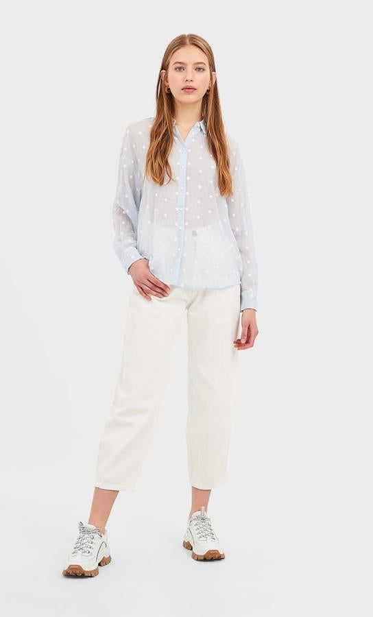 Esta blusa transparente con lunares es perfecta para salir un sábado noche combinándola con un top lencero debajo. De Stradivarius, (17,99 euros).