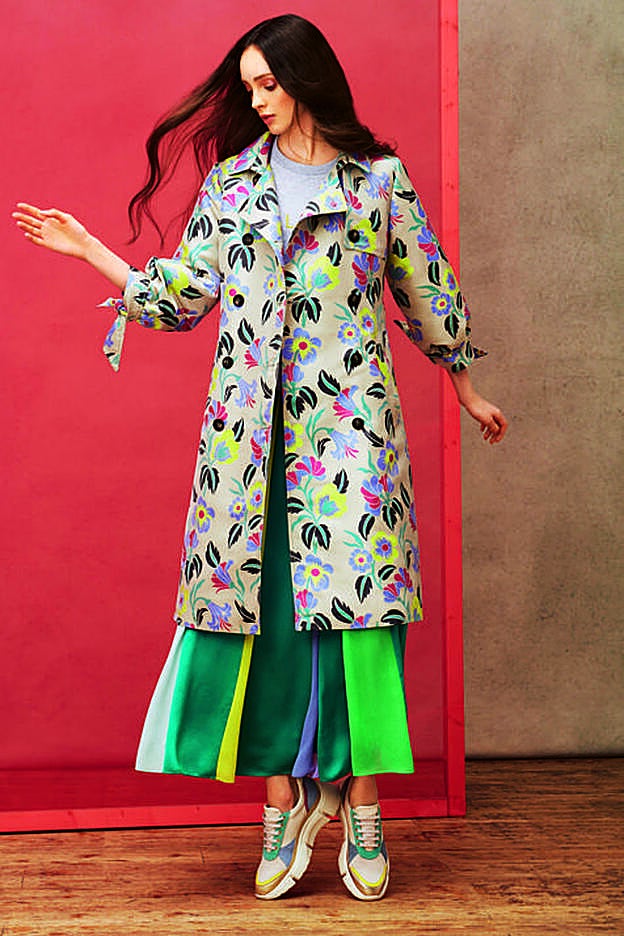 La colección estará a la venta en España el 6 de febrero. En el resto del mundo, comenzará a venderse el día 11. Entre las prendas más trendy, una sudadera, un vestido de cóctel y un trench.