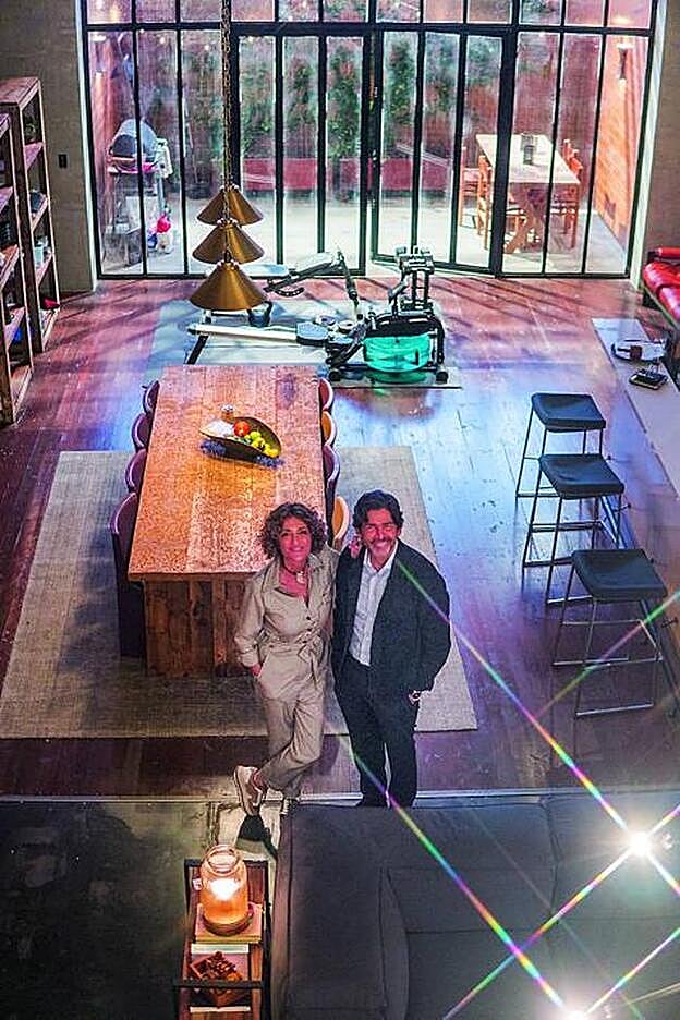 Ana García Lozano durnate la entrevista con Marcos Santana.