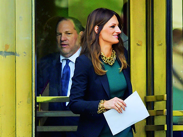 Harvey Weinstein, a la izquierda, sale del juzgado junto a su abogada, Donna Rotunno, en julio de 2019 en Nueva York. El productor había decidido romper con sus abogados y contratarla a ella por su experiencia en delitos de acoso sexual.