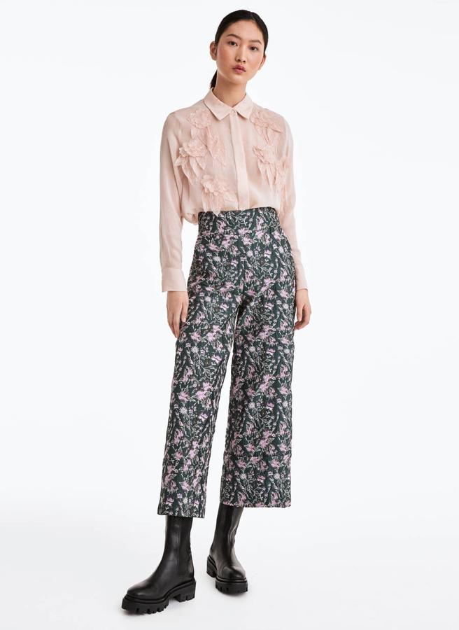 Si nunca te has atrevido con los pantalones estampados de flores, estos son tu modelo. De tiro alto y por encima del tobillo son ideales para combinar con un jersey de punto. De Uterqüe, (89 euros).