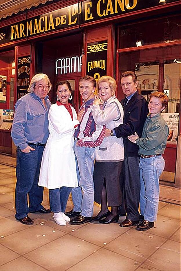 Parte del reparto de 'Farmacia de Guardia', una de las series míticas emitidas por Antena 3 durante sus tres décadas de vida.