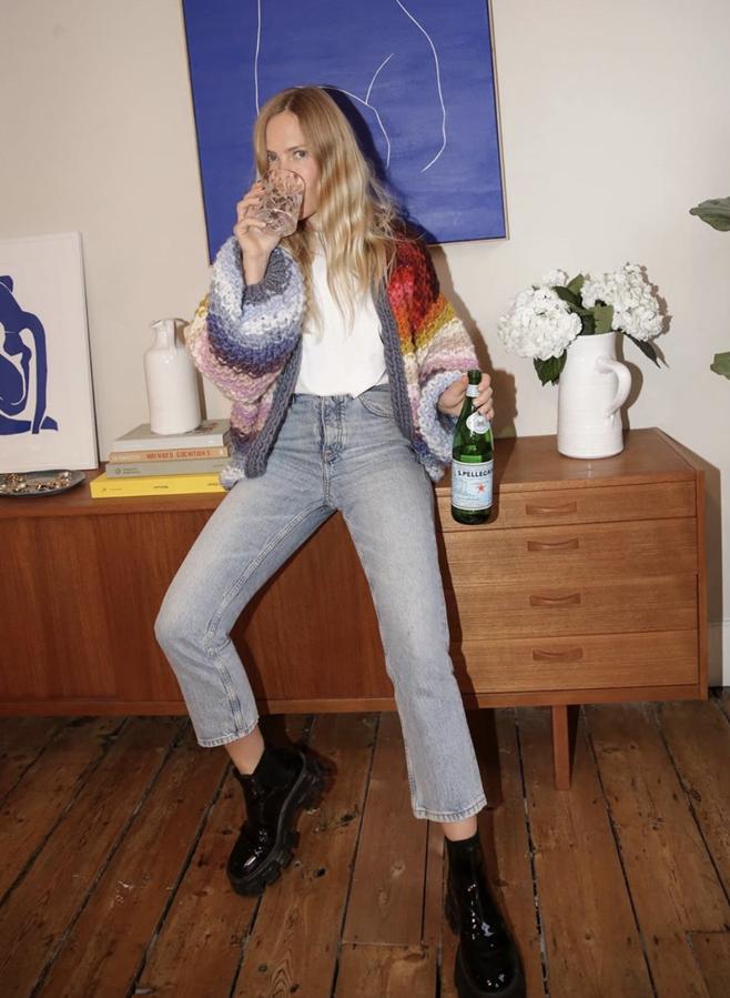 Nivel 2: botas negras, vaquero claro y jersey o chaqueta de colores. Una combinación que admite mil versiones -todas válidas- y que es el perfecto look de domingo.