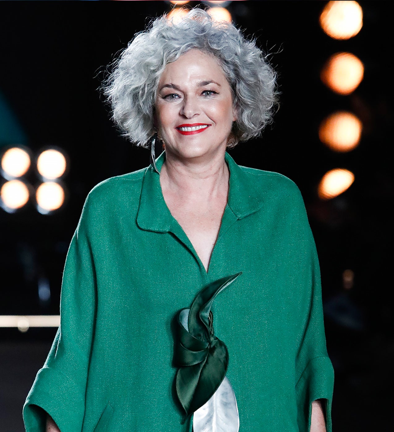 Este dúo es de lo más favorecedor, ya que aporta un efecto buena cara con tan solo un par de gestos. Y también se puede añadir un toque de polvos bronceadores sobre los párpados para completar el look.