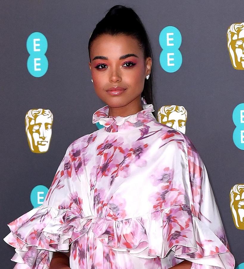 la actriz de la última entrega de Los Ángeles de Charlie combino los tonos de las flores de su vestido con los de su maquillaje. Mirada ahuamada en rosa y malva y brillo de labios rosado forman un tándem muy romántico, que contrarresta con el punto cool de su su coleta alta y tirante.