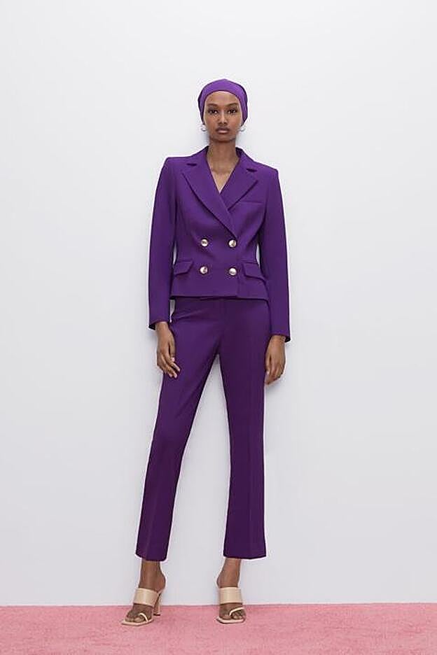 El traje morado con pantalón flare y americana corta es de Zara.