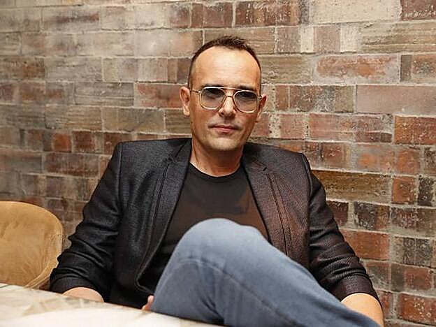 Risto Mejide se lesiona jugando al pádel y acaba escayolado.