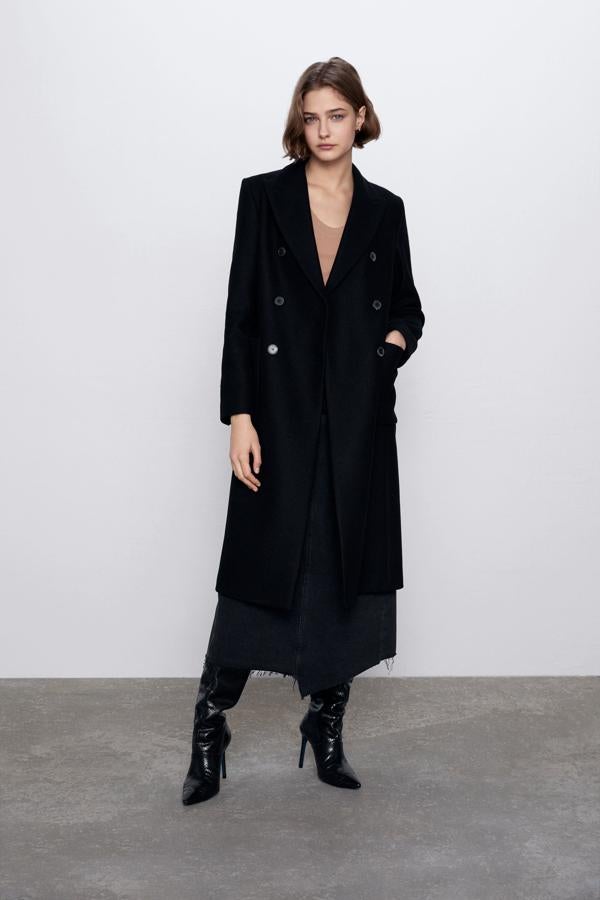 Maxi abrigo negro de estilo masculino, rebajado de 99.95 a 49.99 euros en los Special Prices de Zara.