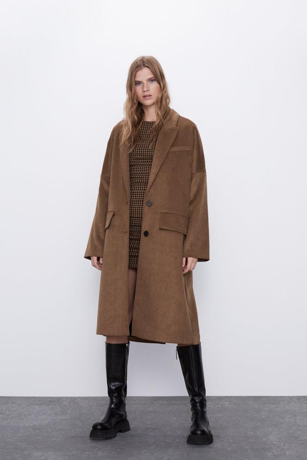 Este abrigo de lana marrón con silueta oversize pasa de 59.95 a 39.99 euros en los Special Prices de Zara.