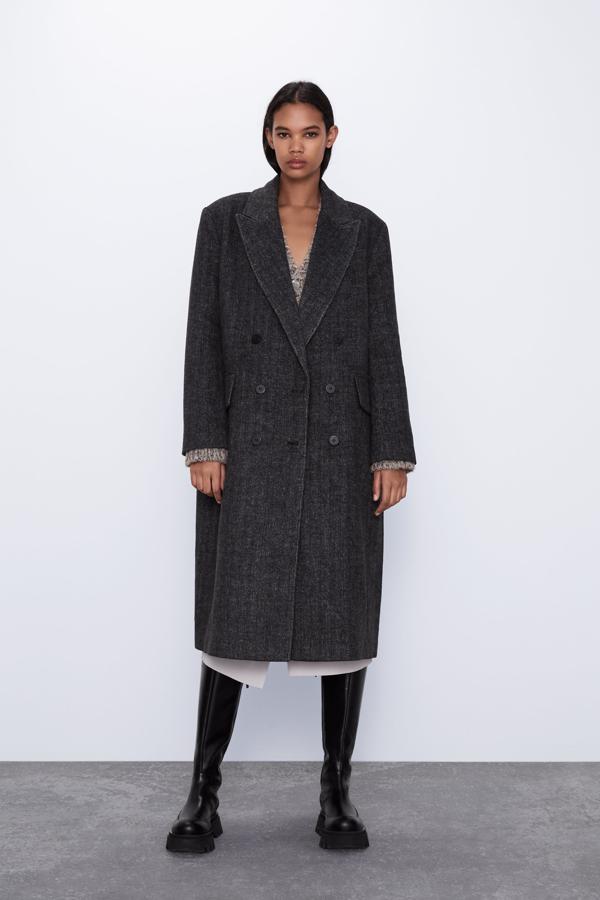 Abrigo de silueta oversize en lana gris jaspeada, rebajado de 59.95 a 39.99 euros en los Special Prices de Zara.