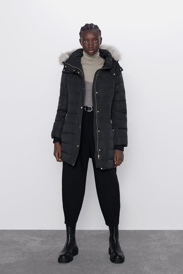 Plumas negro acolchado con capucha de pelo, rebajado de 89.95 a 39.99 euros en los Special Prices de Zara.