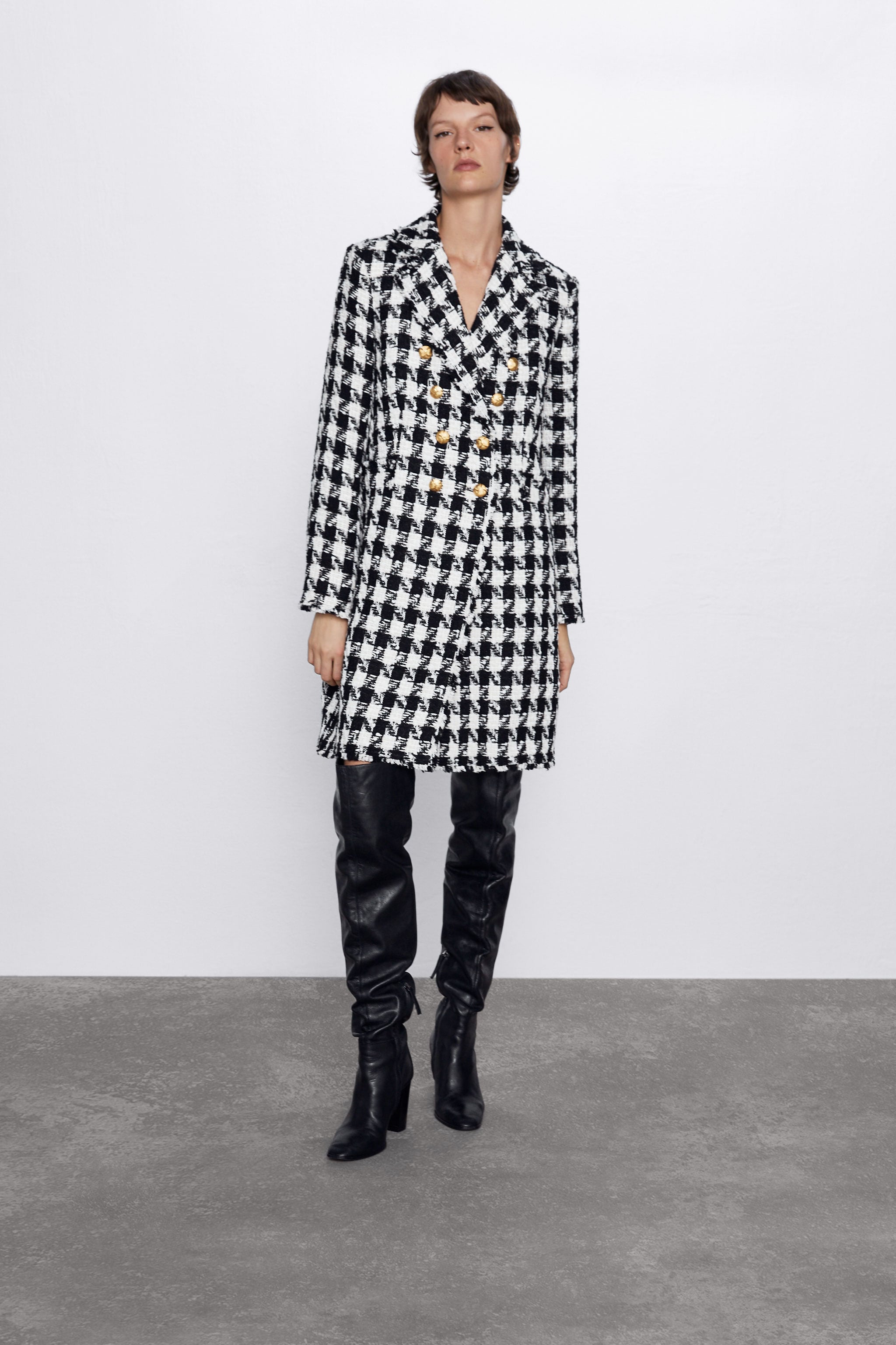 Este llamativo abrigo con estampado pata de gallo está rebajado en los Special Prices de Zara de 89.95 a 49.99 euros.