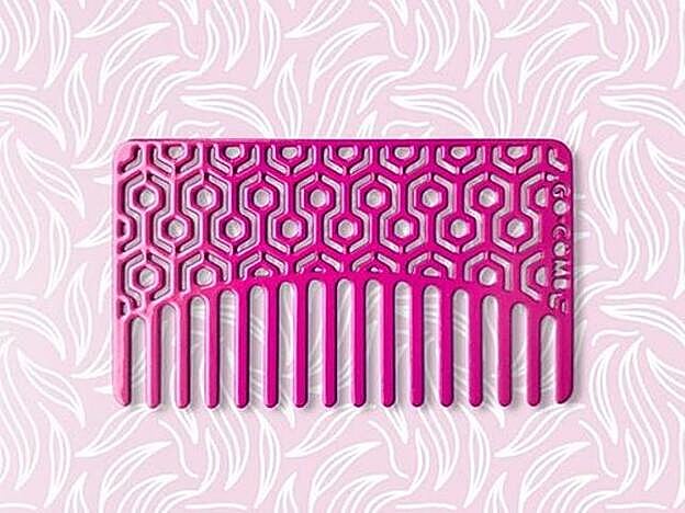 En rosa, con aire de peineta.