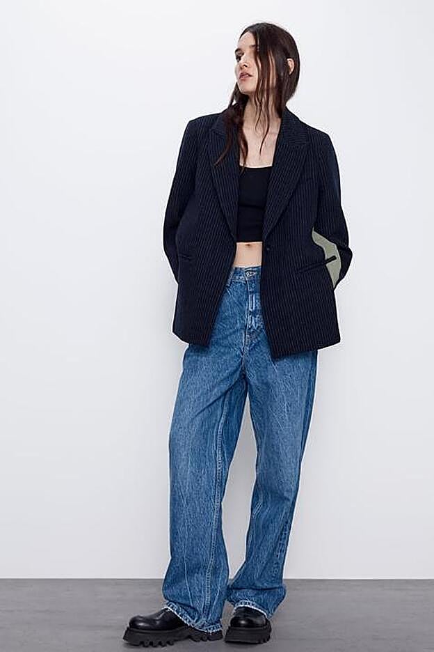El híbrido más inesperado de la tendencia lo tiene Zara: una mezcla entre americana de raya diplomática y bomber.