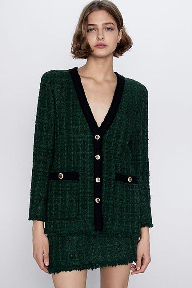 El traje verde de twwe que lleva María Pombo es de Zara.