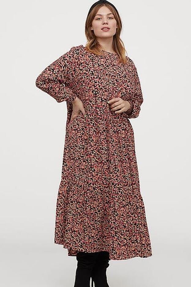 Un vestido de flores de la colección talla grande de H&M, con una silueta suelta.