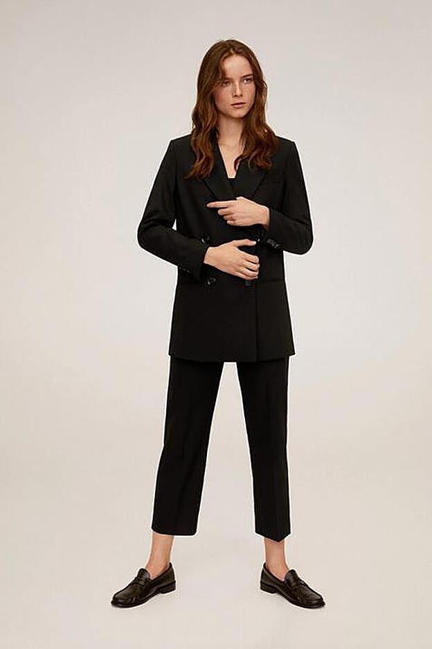 La blazer negra con botones negros.