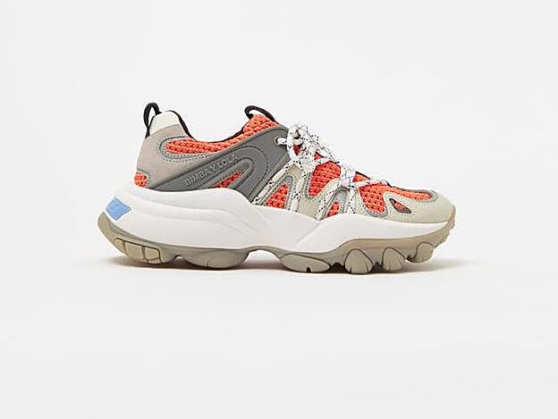 Las zapatillas que lleva LUlú Figueroa son de las rebajas de Bimba y Lola pero nosotras somos más partidarias de unas sneakers blancas.