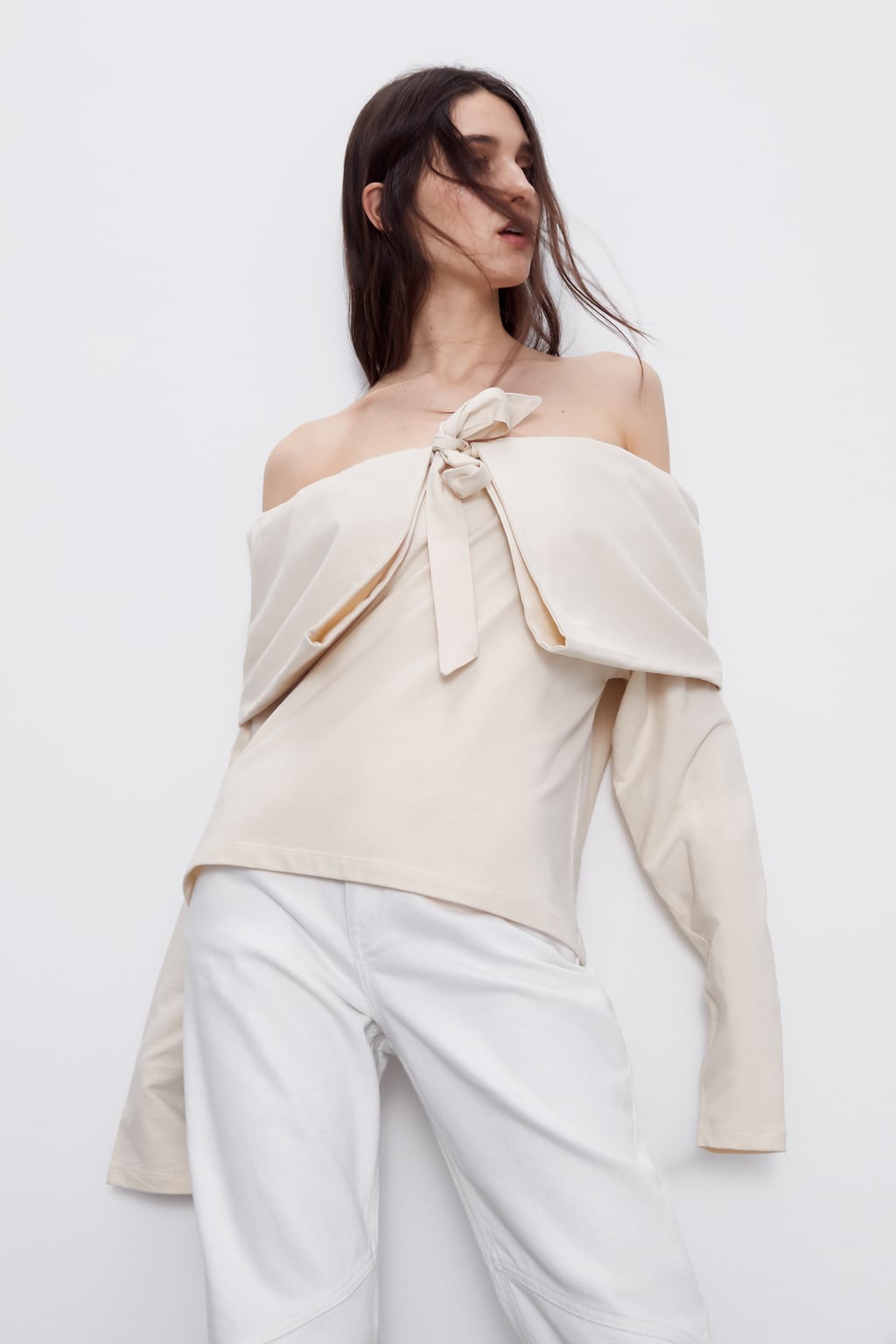 Sudadera babero en tono beige con detalle de lazada ¡Rompe con los diseños clásicos! (25,95 euros).