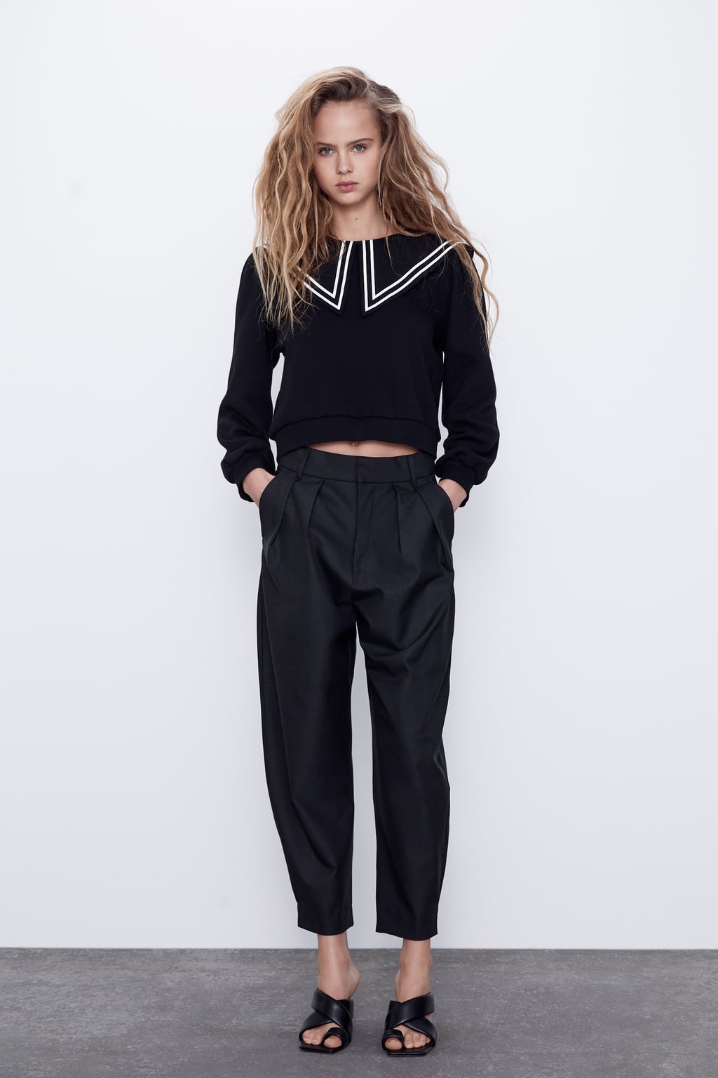 Sudadera negra estilo marinera. (22,95 euros).