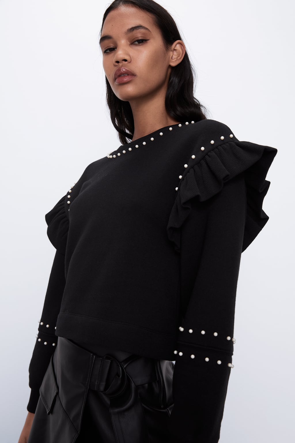 Sudadera cuello redondo y manga larga con detalles de volantes y perlas. (19,95 euros).